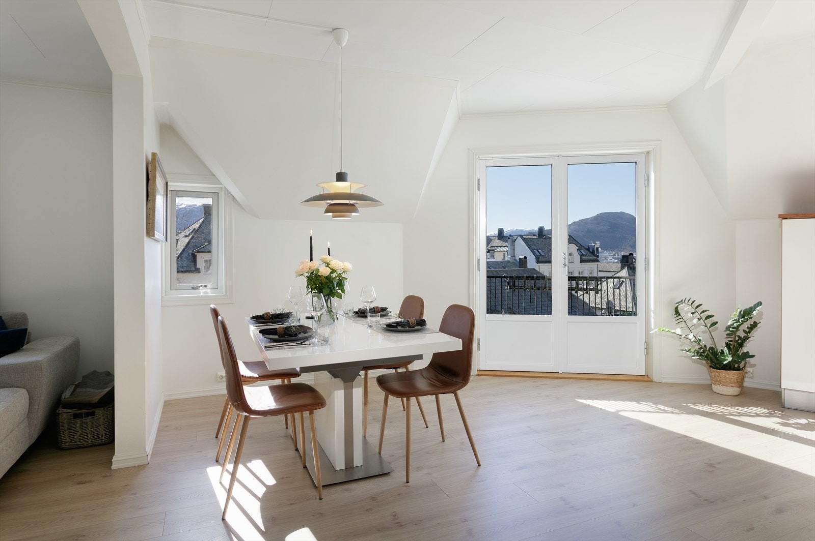 Leiligheten har en åpen, luftig og sosial spisesone. Herfra har man flott utsikt mot Sukkertoppen og bysentrum. Galleribilde