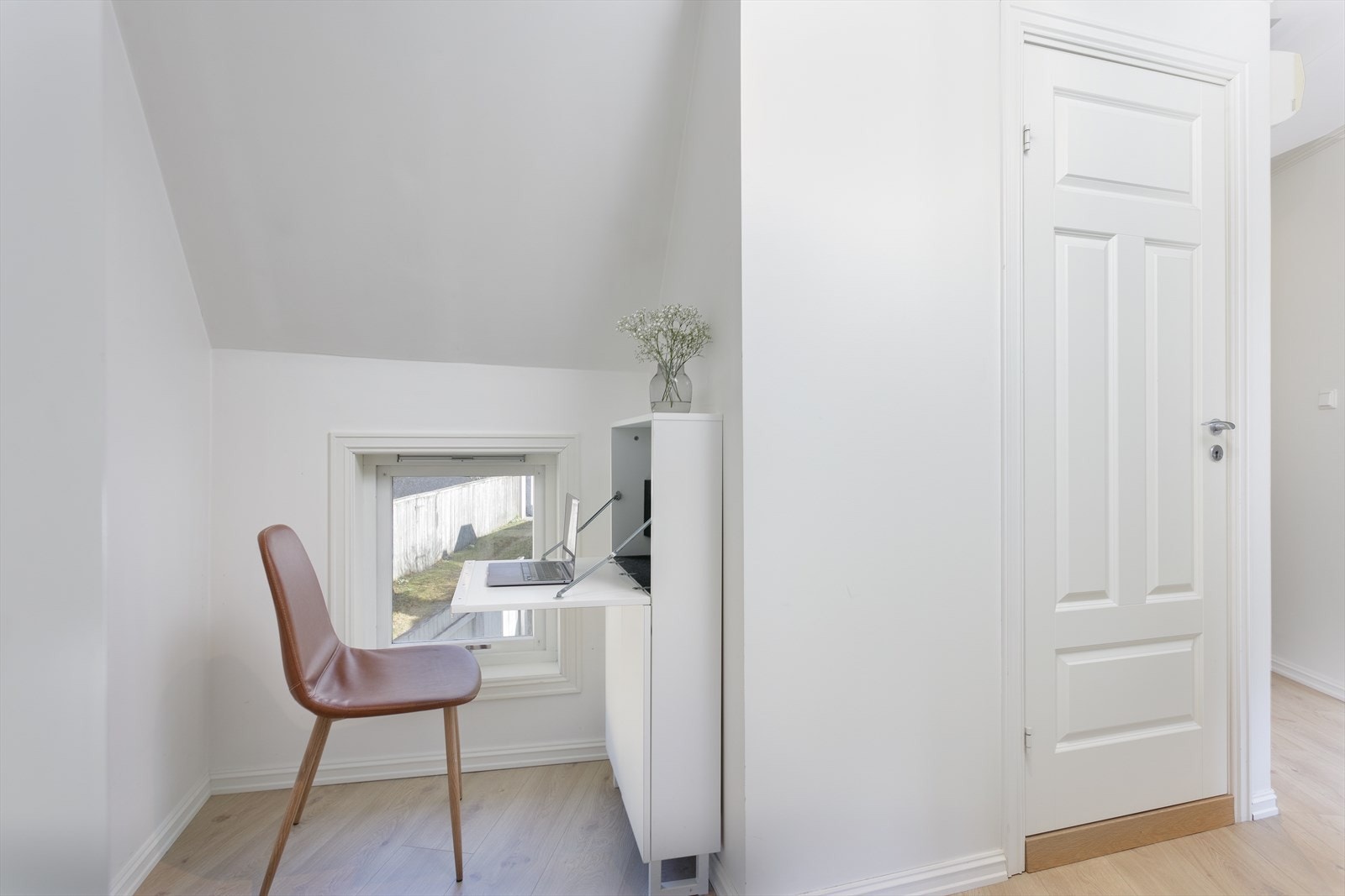 I gangen er det plass til hjemmekontor. Galleribilde