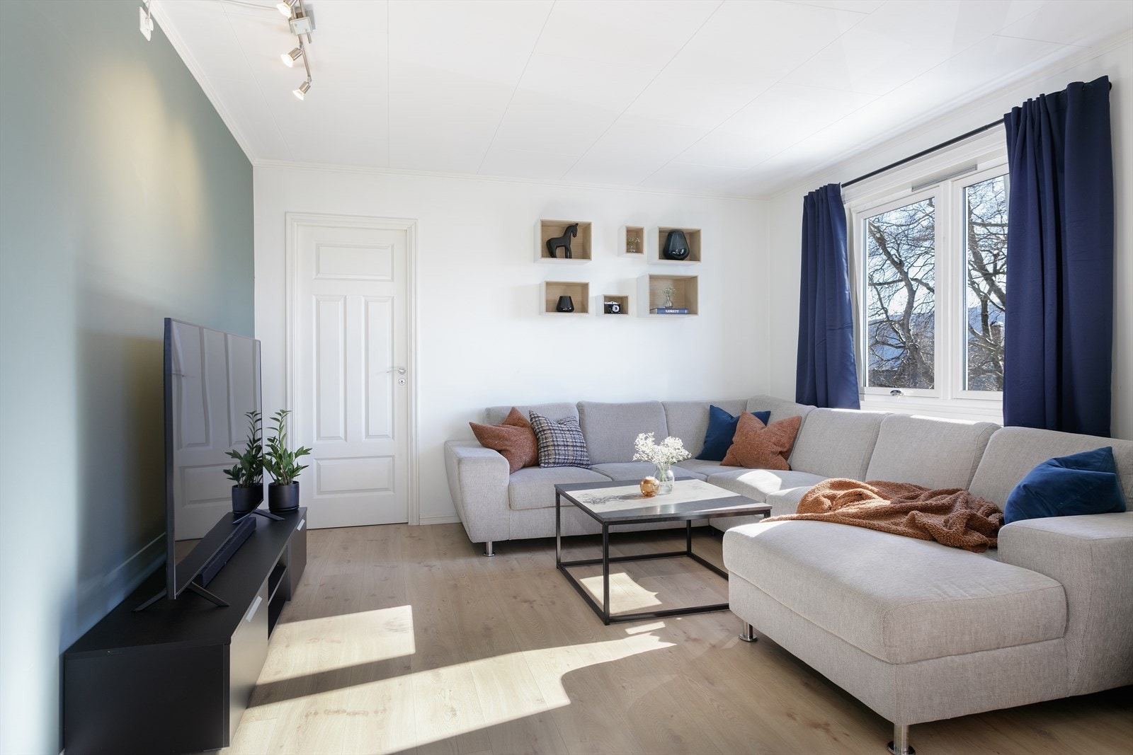 Stuedelen har god plass til sofagruppe. Galleribilde