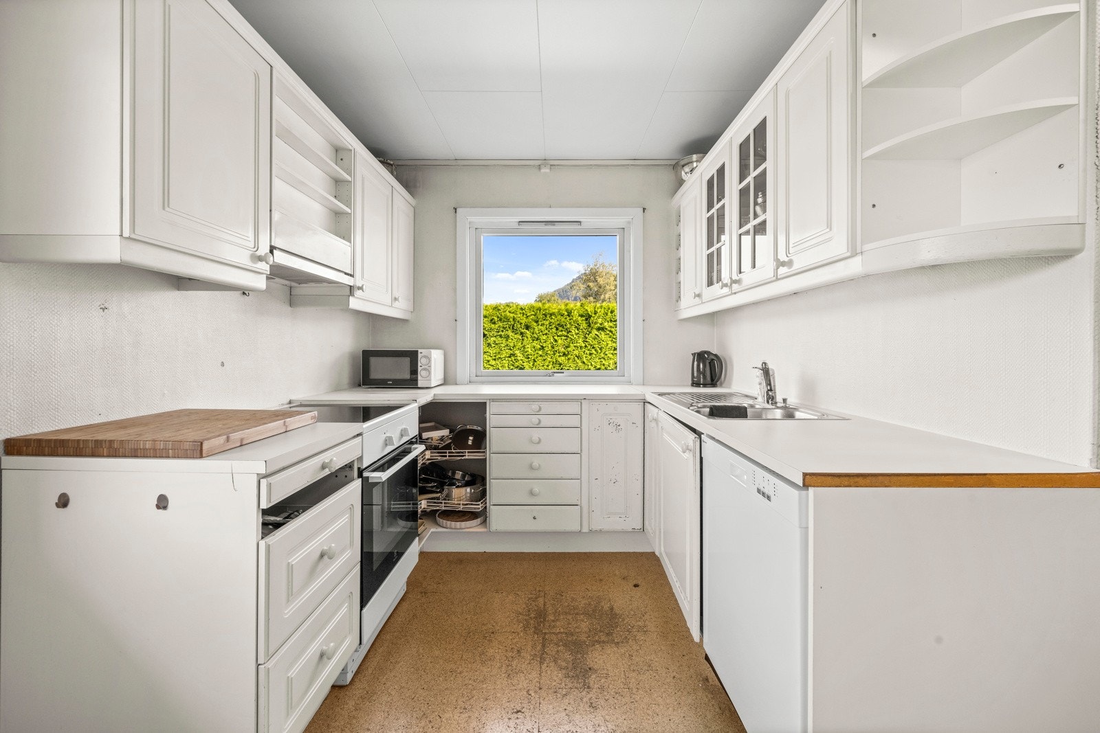 Adskilt kjøkken med frittstående hvitevarer Galleribilde