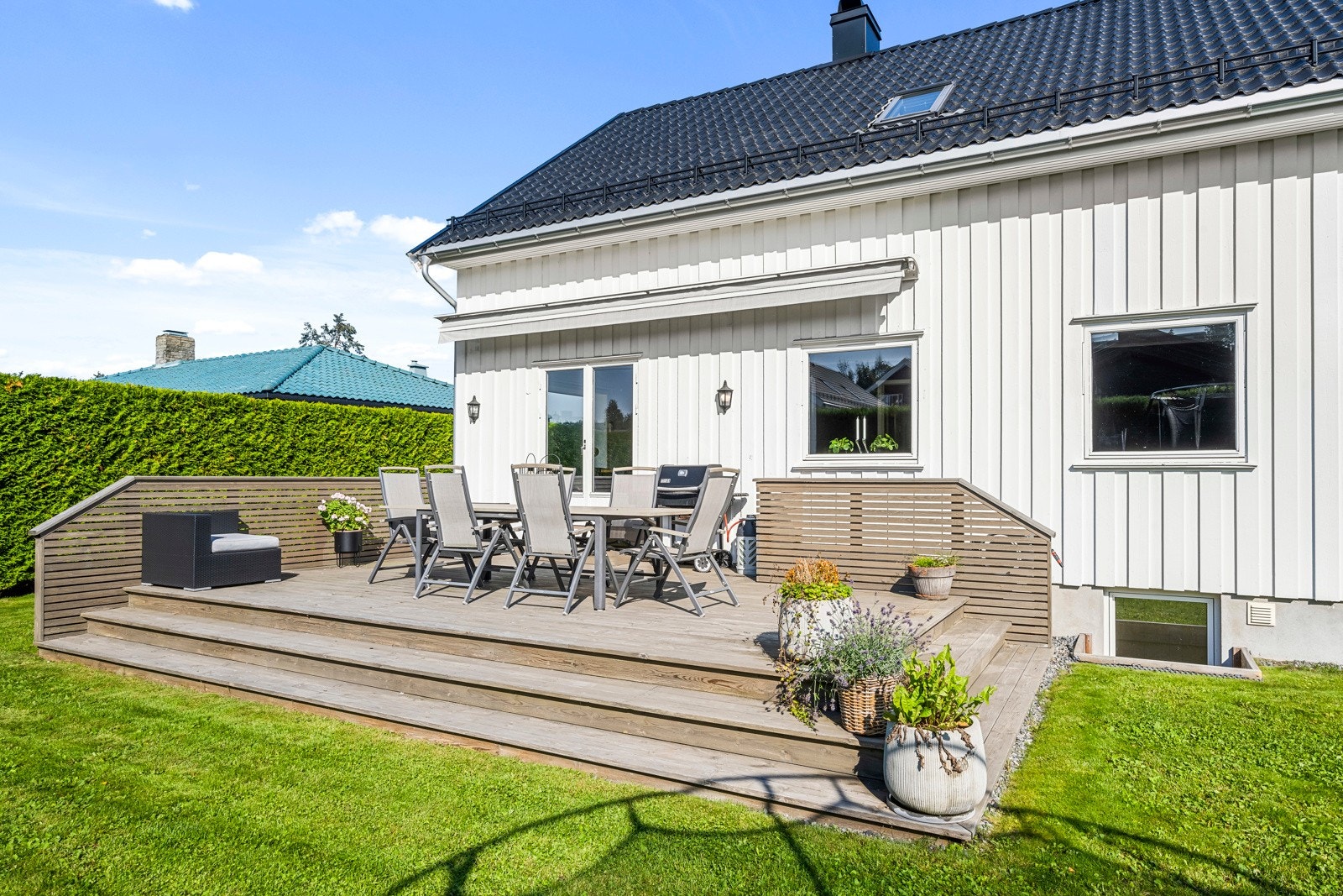 Solrik platting med trapp ned til hagen Galleribilde