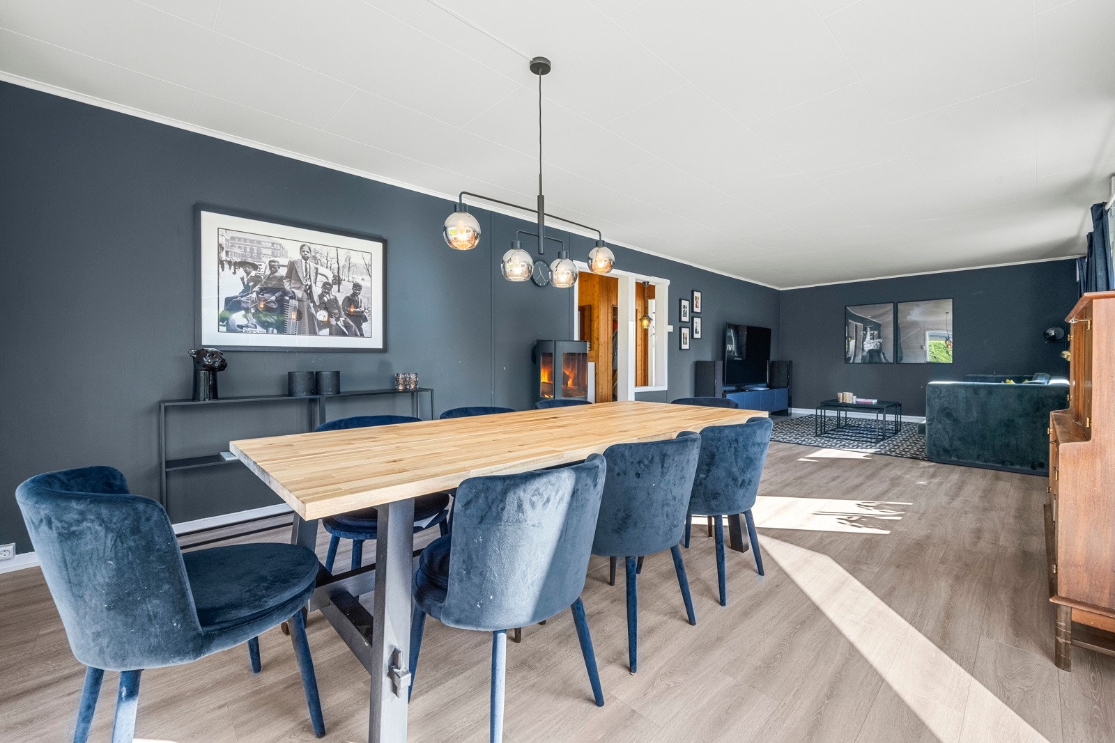 Det er god plass til et langbord hvor familien kan samles Galleribilde