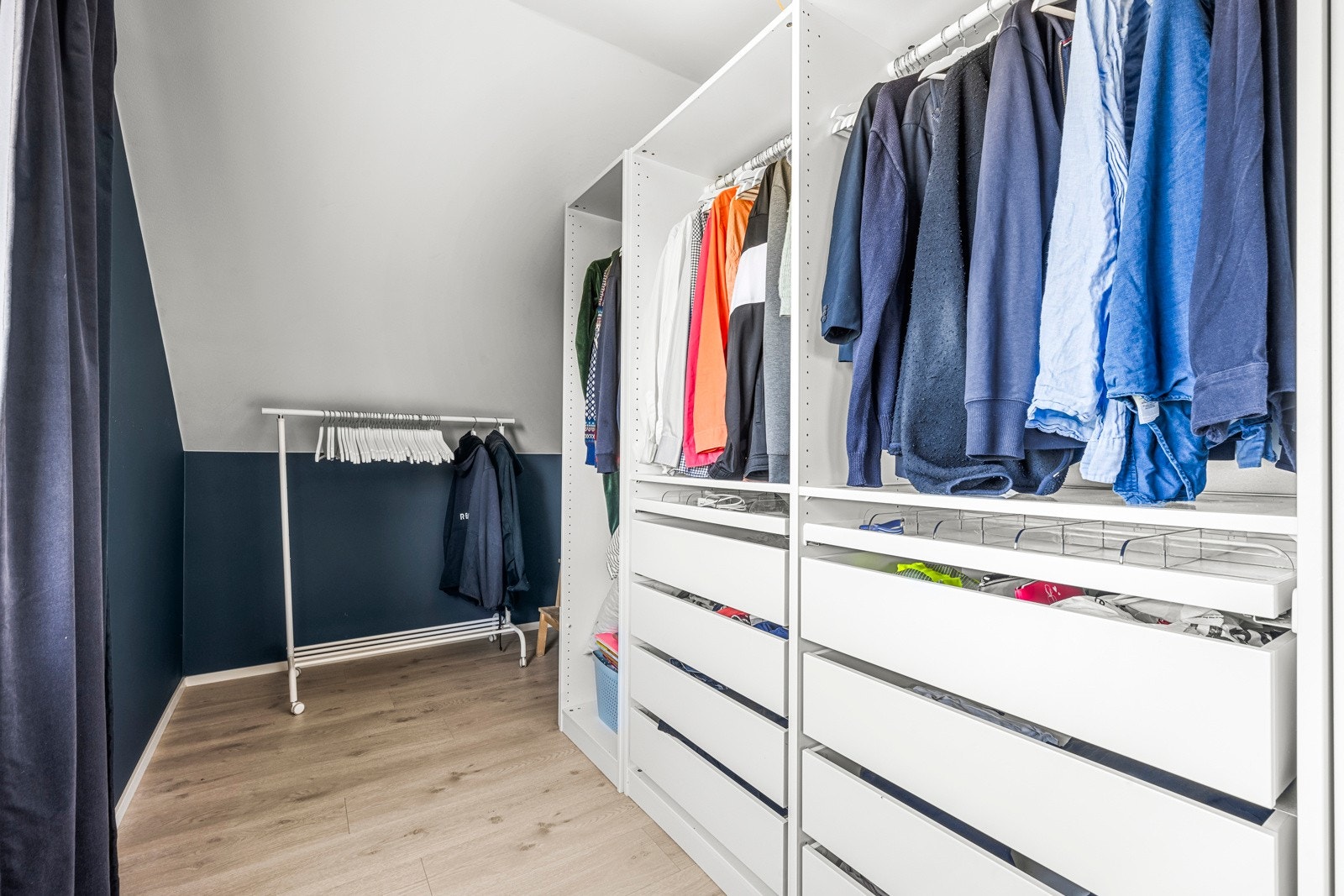 Walk-in-closet tilknyttet hovedsoverommet Galleribilde