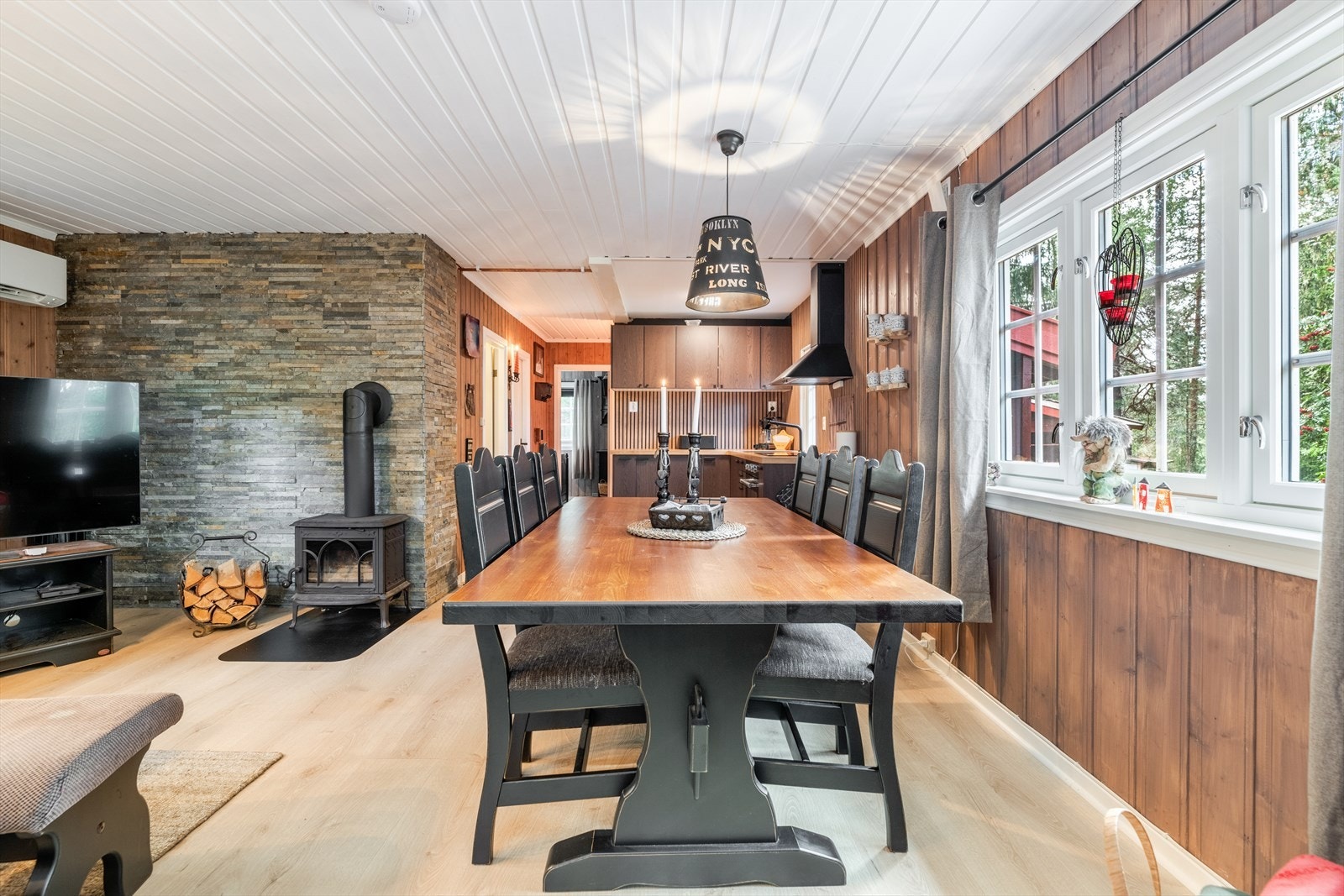 Stuen har åpen løsning mot kjøkkenet. Galleribilde