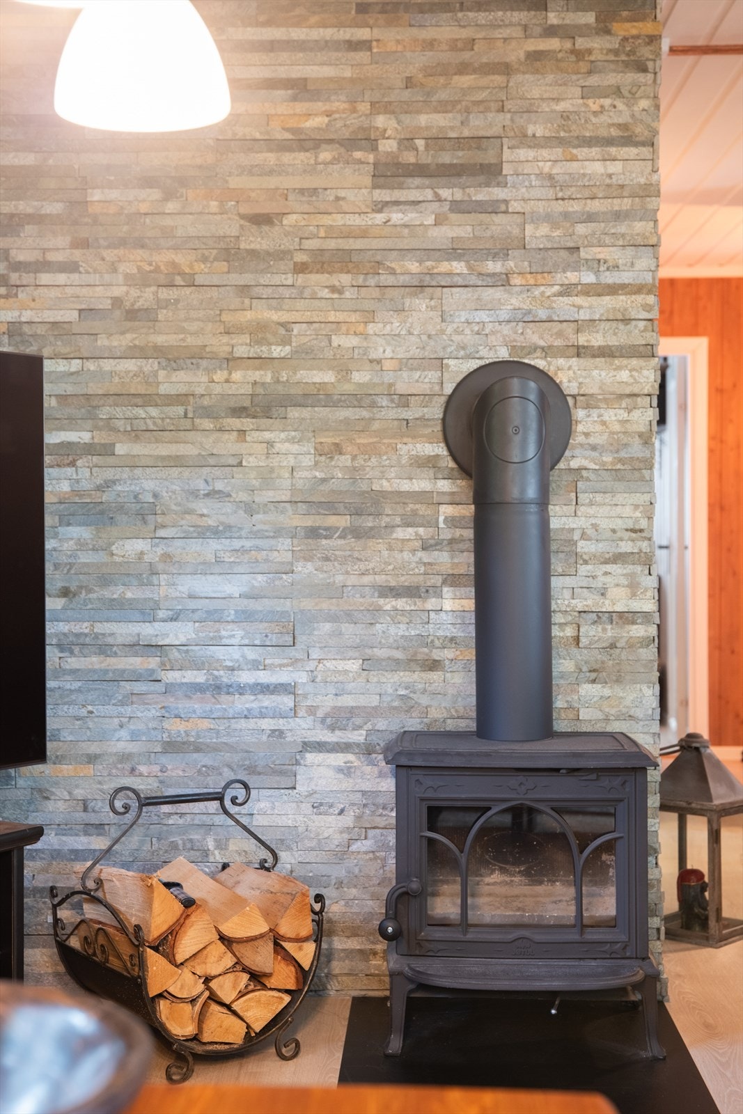 I stuen er det montert vedovn for lun varme på kaldere dager. Det er i tillegg varmepumpe som varmesupplement. Galleribilde