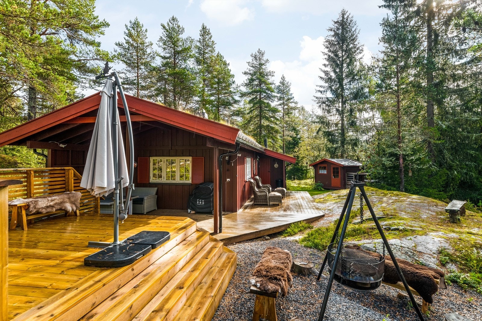 Boligen fremstår som flott familiehytte med fine uteplasser hvor solen, samt ro og fred, kan nytes i fine omgivelser. Galleribilde