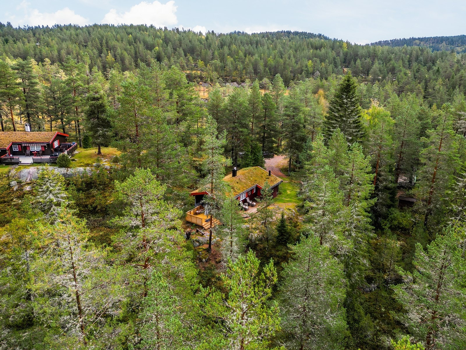 På eiendommen er det fine uteplasser hvor solen, samt ro og fred, kan nytes i fine omgivelser. Galleribilde