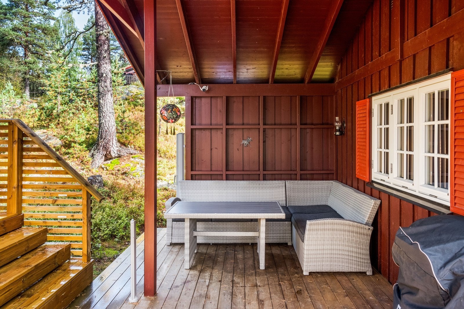 Hytta har store markterrasser med god plass til utemøbler og grill. Galleribilde