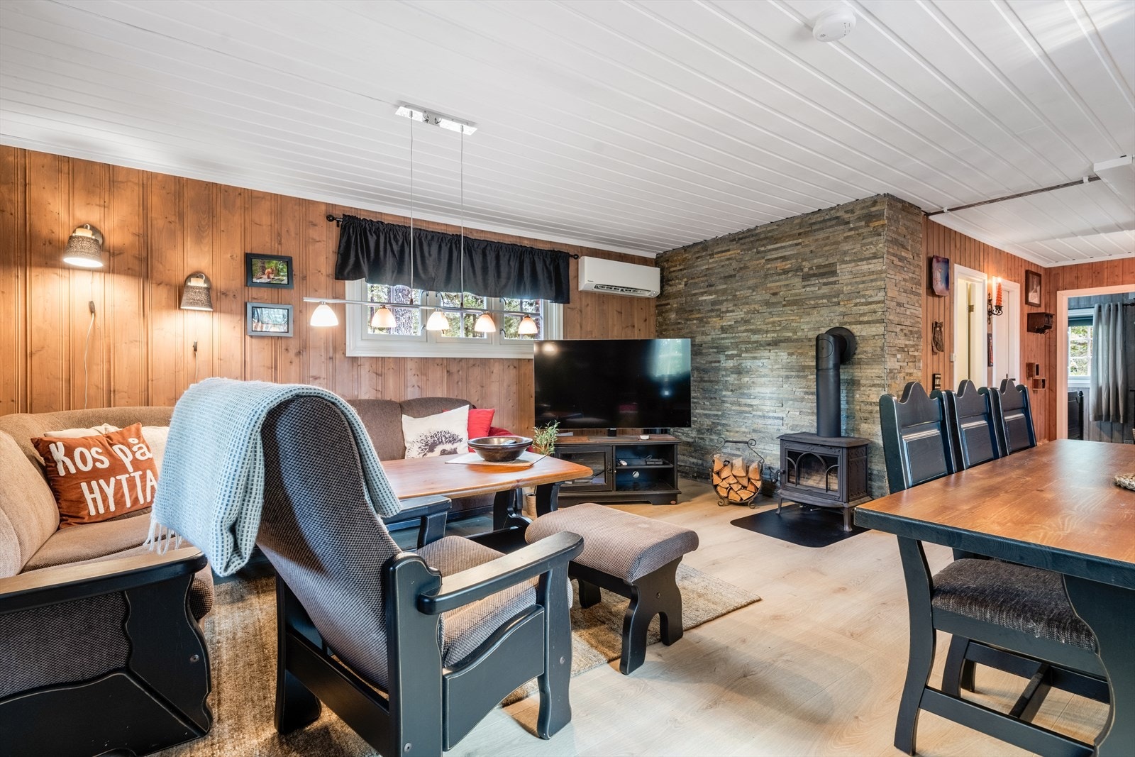 Koselig stue med plass til både sofa og spisebord. Galleribilde