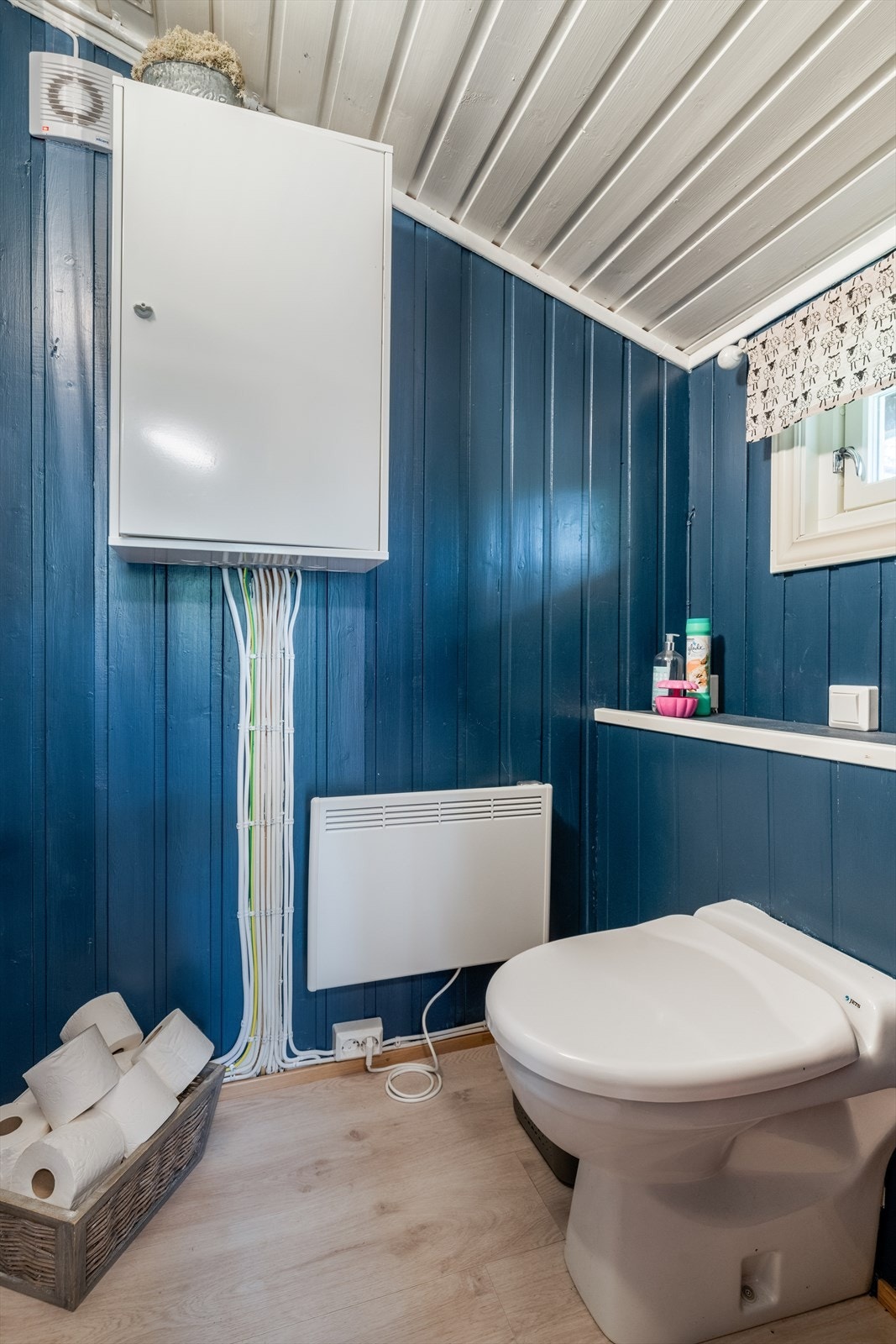 Toalettrommet innehar vakuumtoalett med internt vannsystem. Galleribilde