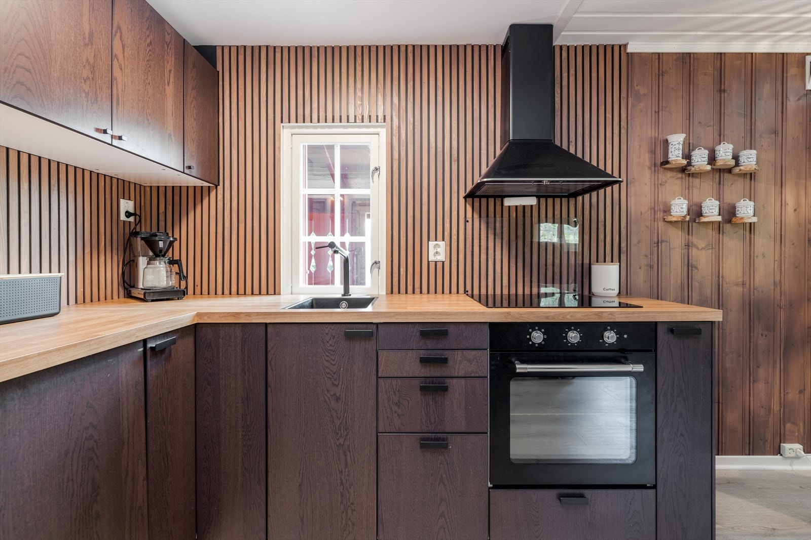 Det er kjøleskap, induksjonstopp og stekeovn. Over stekesone er det ventilator med kullfilter. Galleribilde