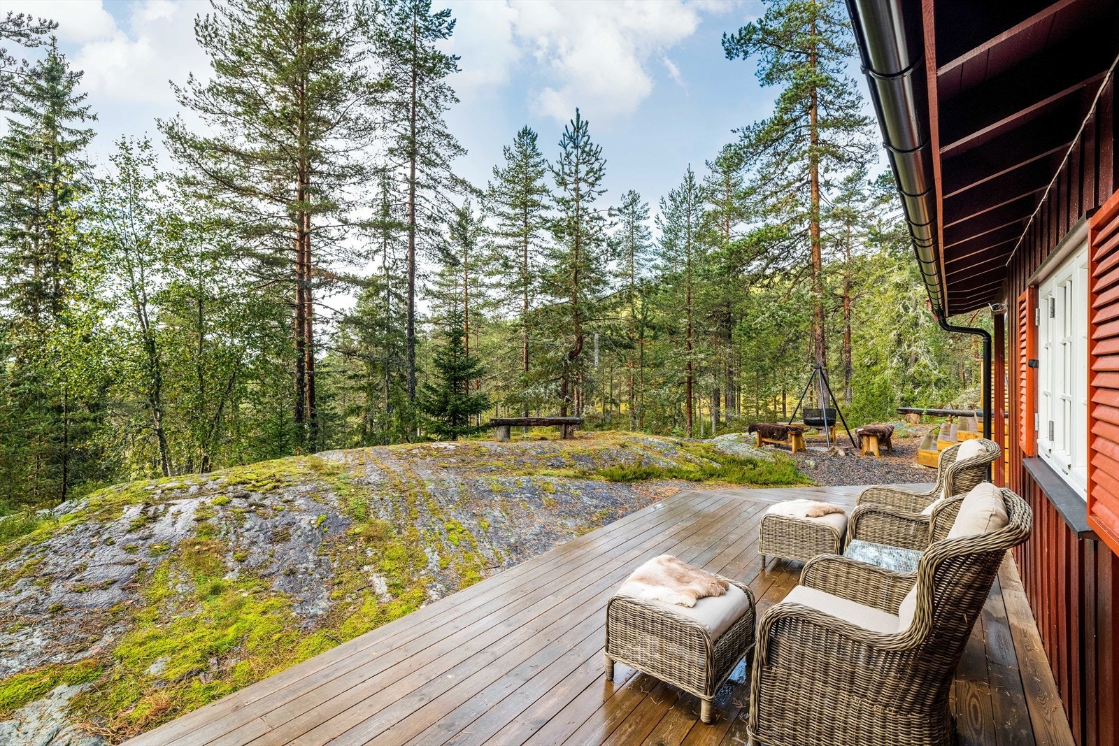 Lun og hyggelig fritidsbolig - flotte utesoner - usjenert og solrik beliggenhet! Galleribilde