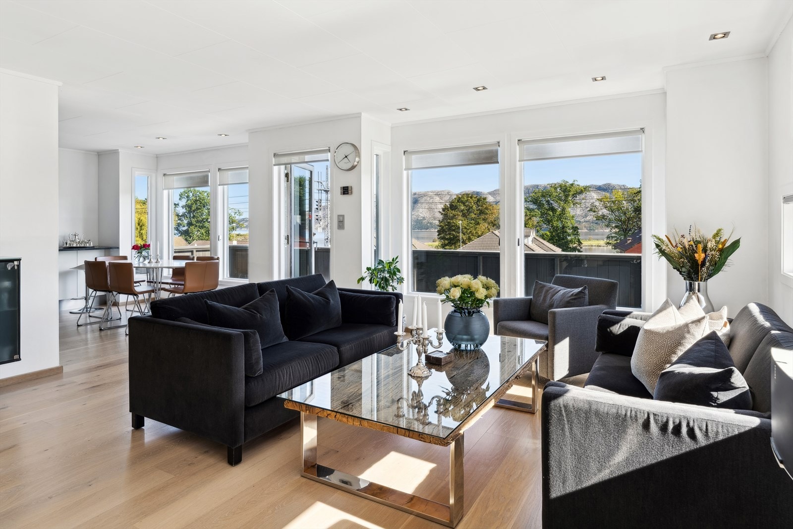 Innbydende stue med god plass til sofagruppe og spisebord. Galleribilde