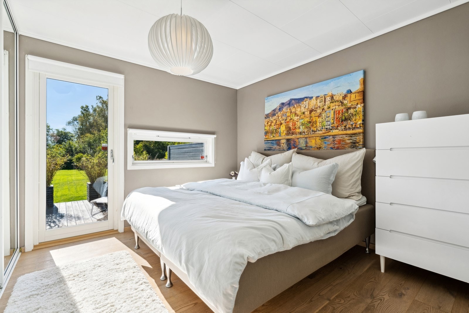 Et av boligens totalt tre soverom ligger i denne etasjen. Rommet er romslig og har god plass til dobbeltseng, nattbord, garderobeløsning og eventuelt en kommode. Galleribilde