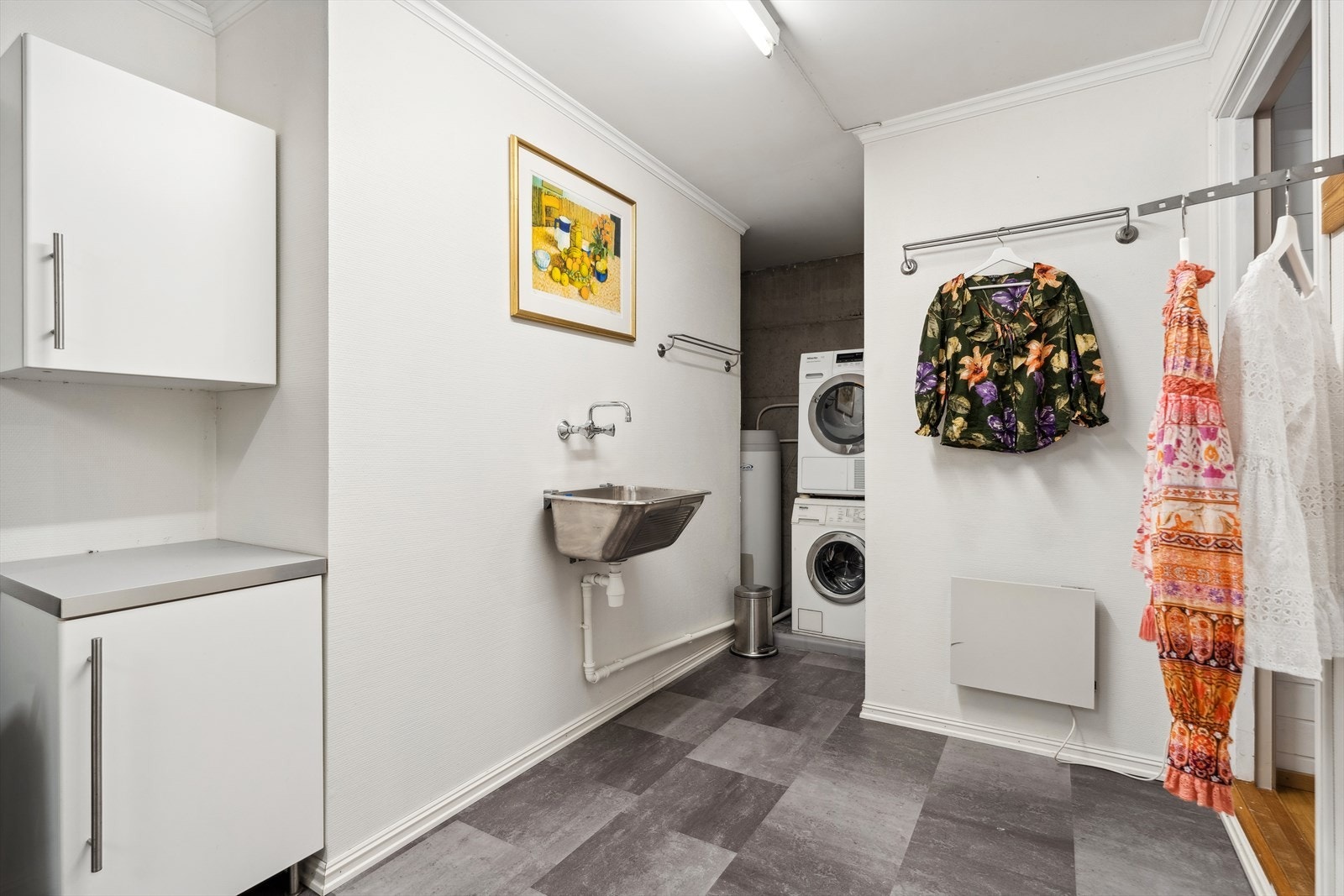 Ellers er det diverse oppbevaringsmuligheter og boder i kjelleren. Galleribilde