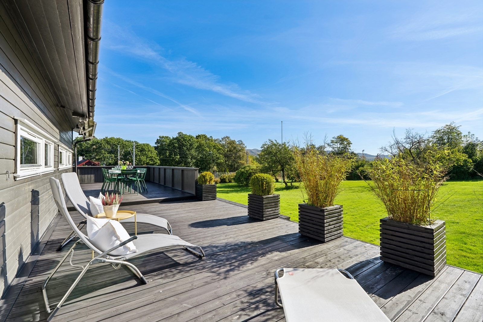 Terrasse og hage med gode solforhold. Galleribilde