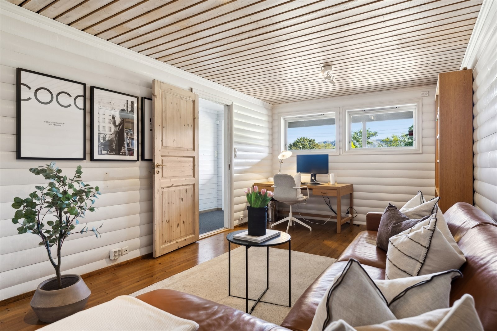 Koselig kjellerstue med mange bruksmuligheter for en familie. Stuen har god plass til sofagruppe, TV-møblement og øvrig ønsket møblement. Galleribilde