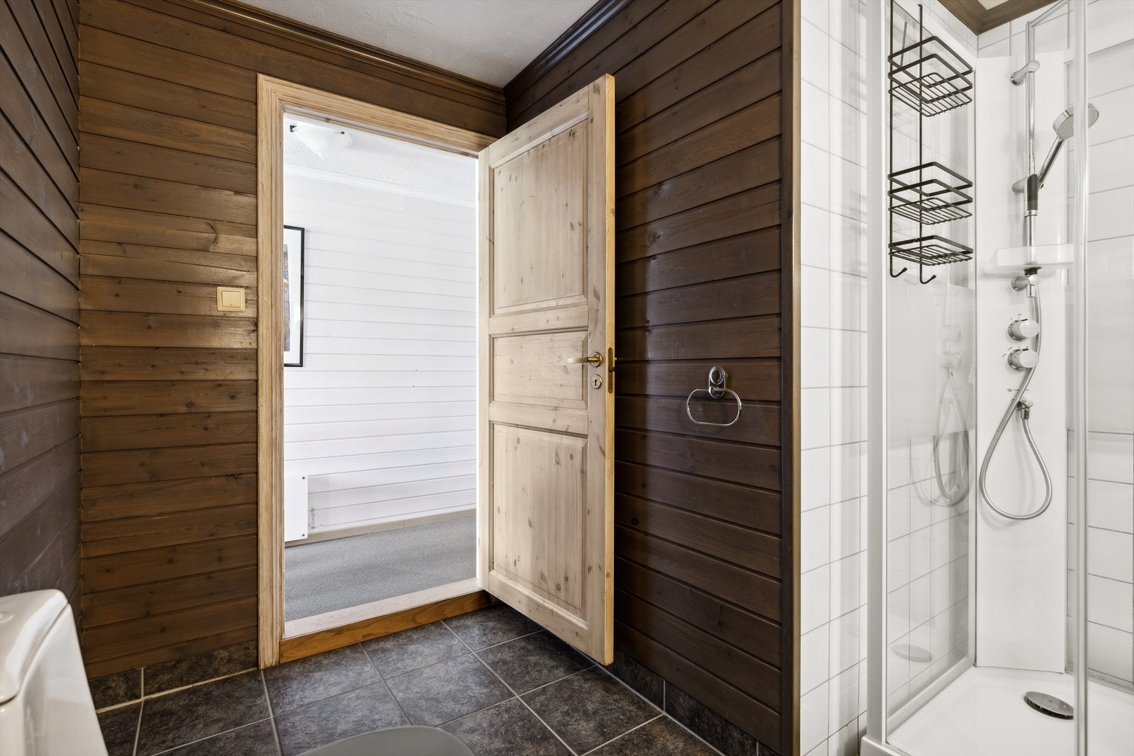 Badet i underetasjen har fliselagt gulv og behagelige elektriske varmekabler som oppvarming. Galleribilde