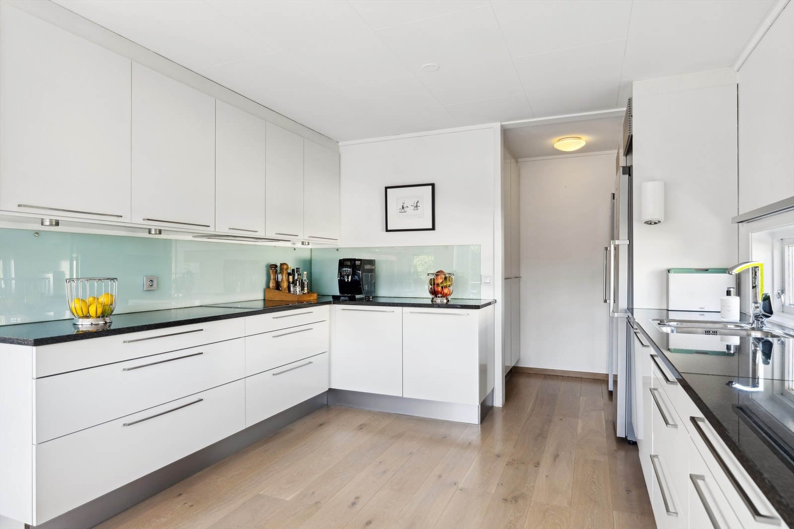 Kjøkkenet har godt med skap og benkeplass. Galleribilde