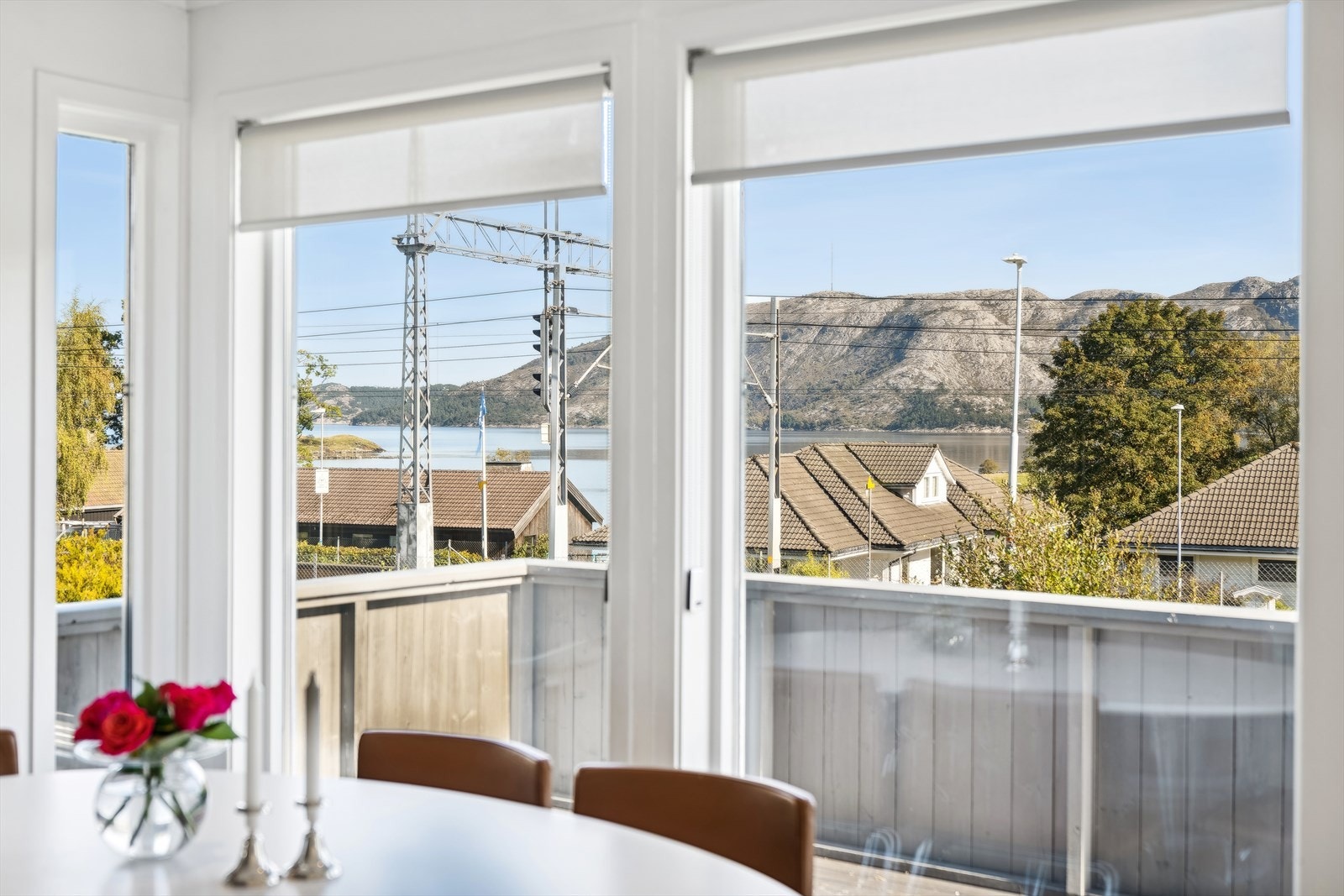 Utsikt fra stuevinduet. Galleribilde