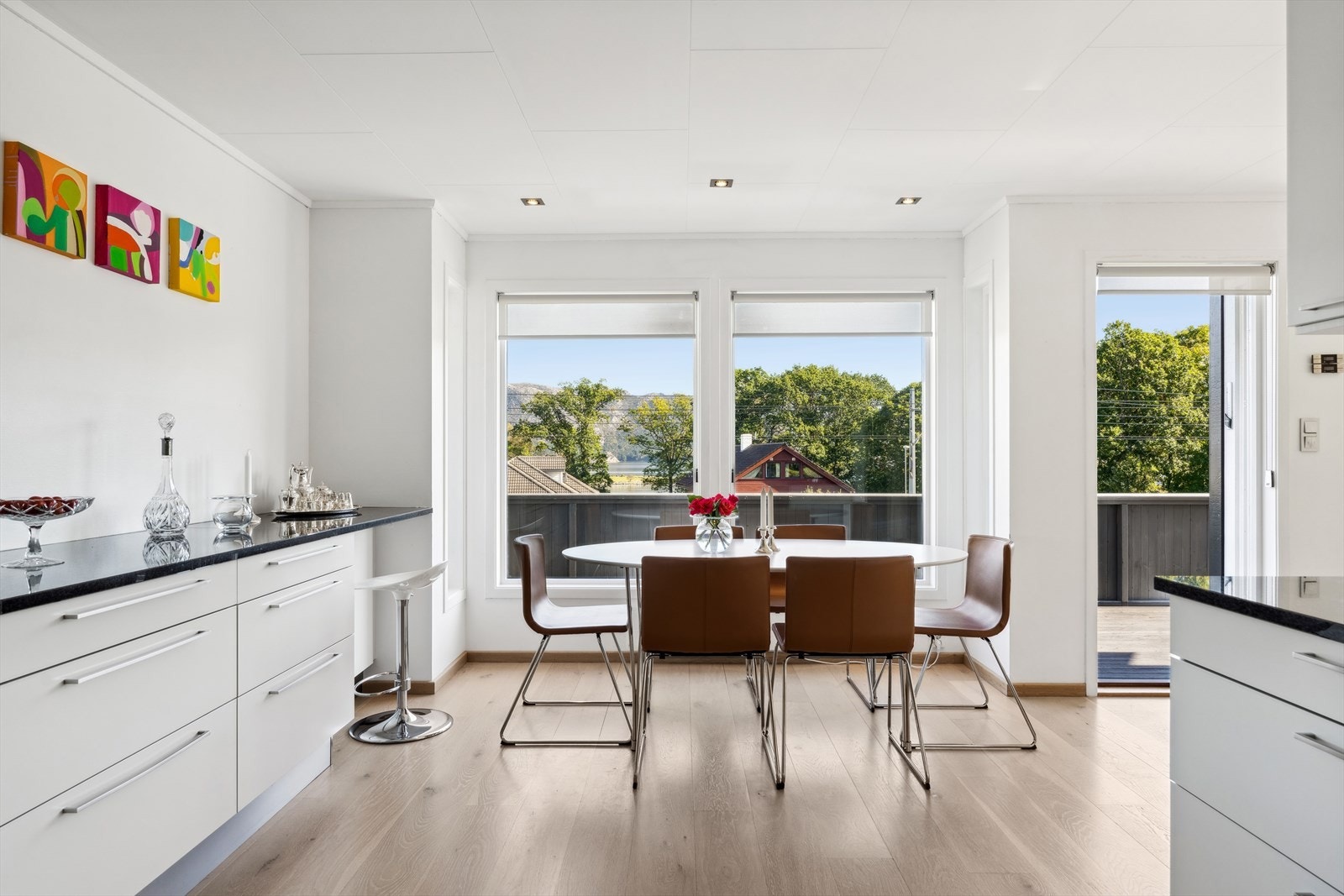 Kjøkkenet ligger i åpen løsning til stuen. Galleribilde