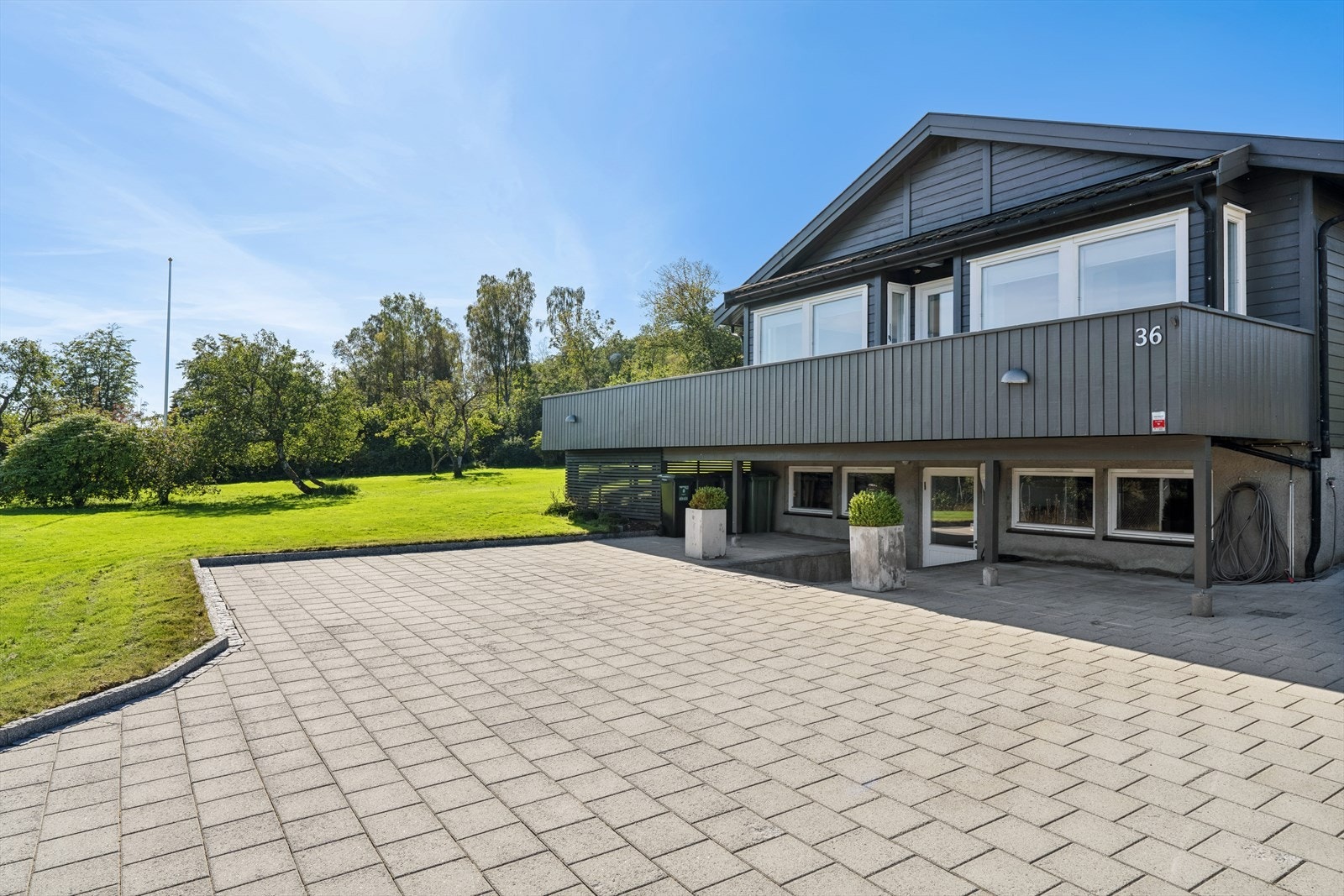 Flott enebolig over to plan beliggende i et barnevennlig og attraktivt boligområde. Galleribilde