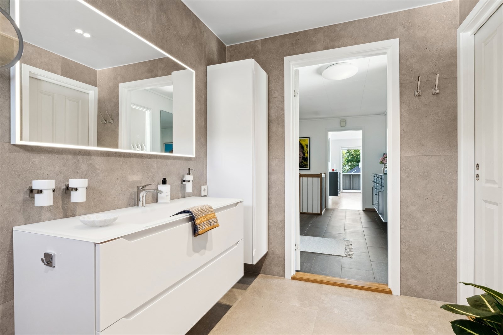 Badet har fliselagt gulv og behagelige elektriske varmekabler som oppvarming gir god komfort. Galleribilde