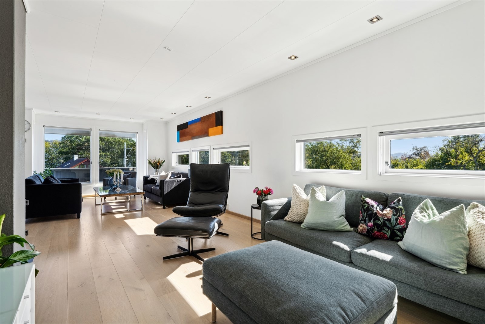 Hvitmalte overflater og gode vindusflater gir godt med lysinnslipp. Galleribilde