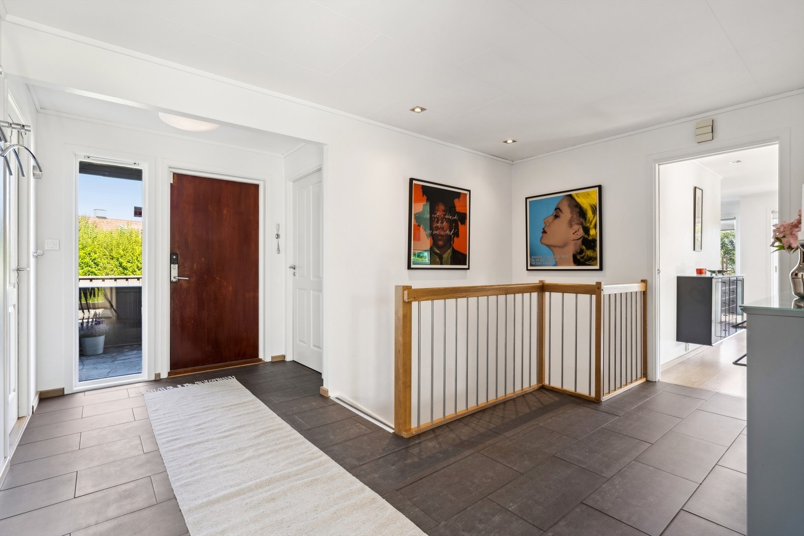 Det første som møter deg når du kommer inn er en innbydende og romslig entré/ gang med god plass til oppbevaringsløsning. Galleribilde