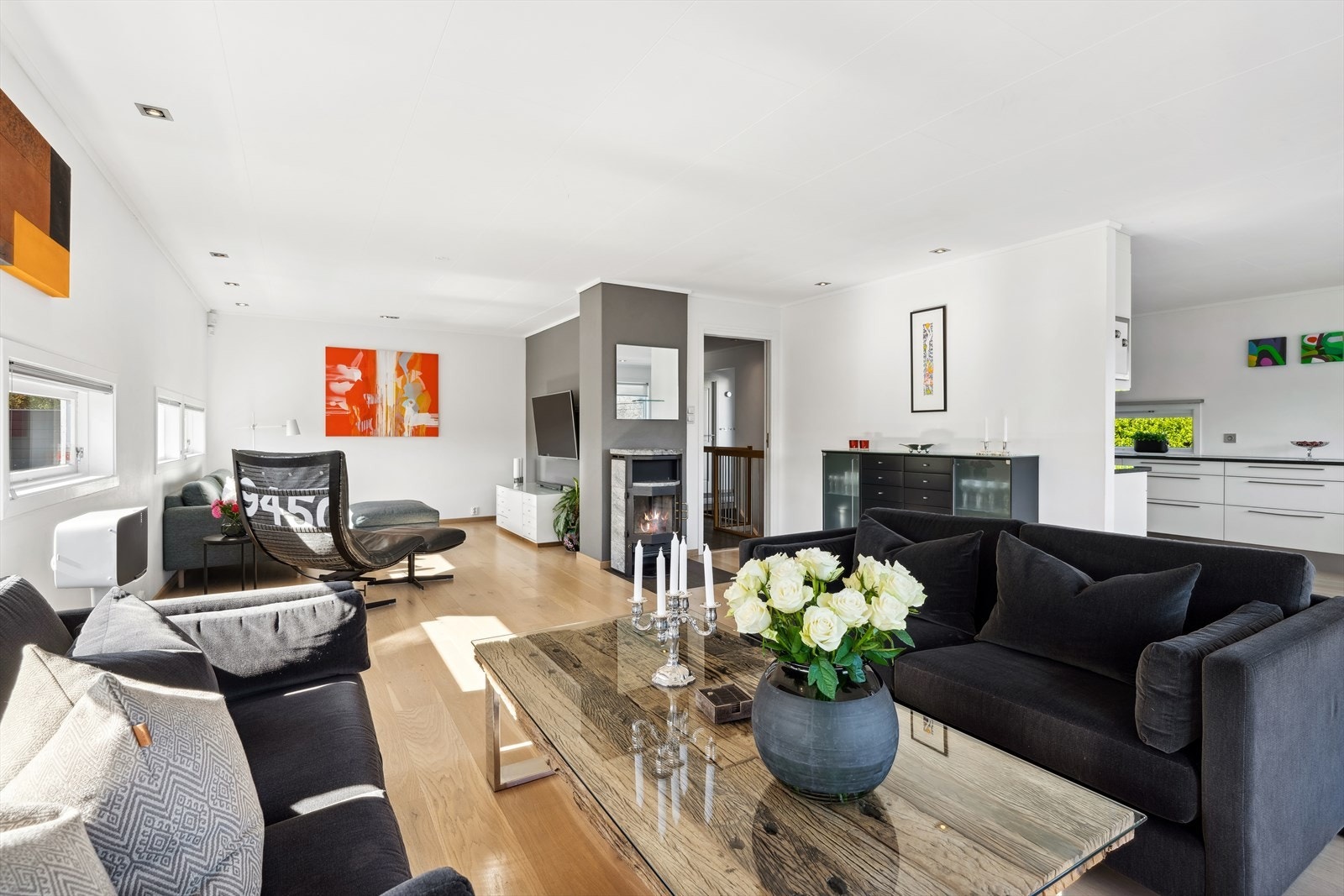 Lys og luftig stue med utgang til solrik terrasse. Galleribilde