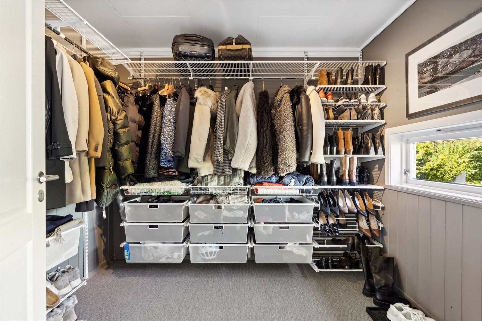 Walk-in garderobe i tilknytning til gangen. Dette rommet var tidligere soverom, og kan enkelt settes tilbake til opprinnelig bruk. Galleribilde