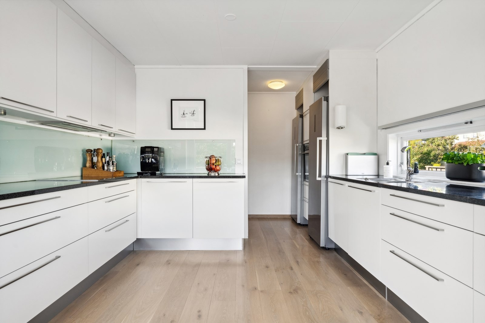 Lekker og innholdsrik kjøkkeninnredning med gode arbeidsflater. Galleribilde