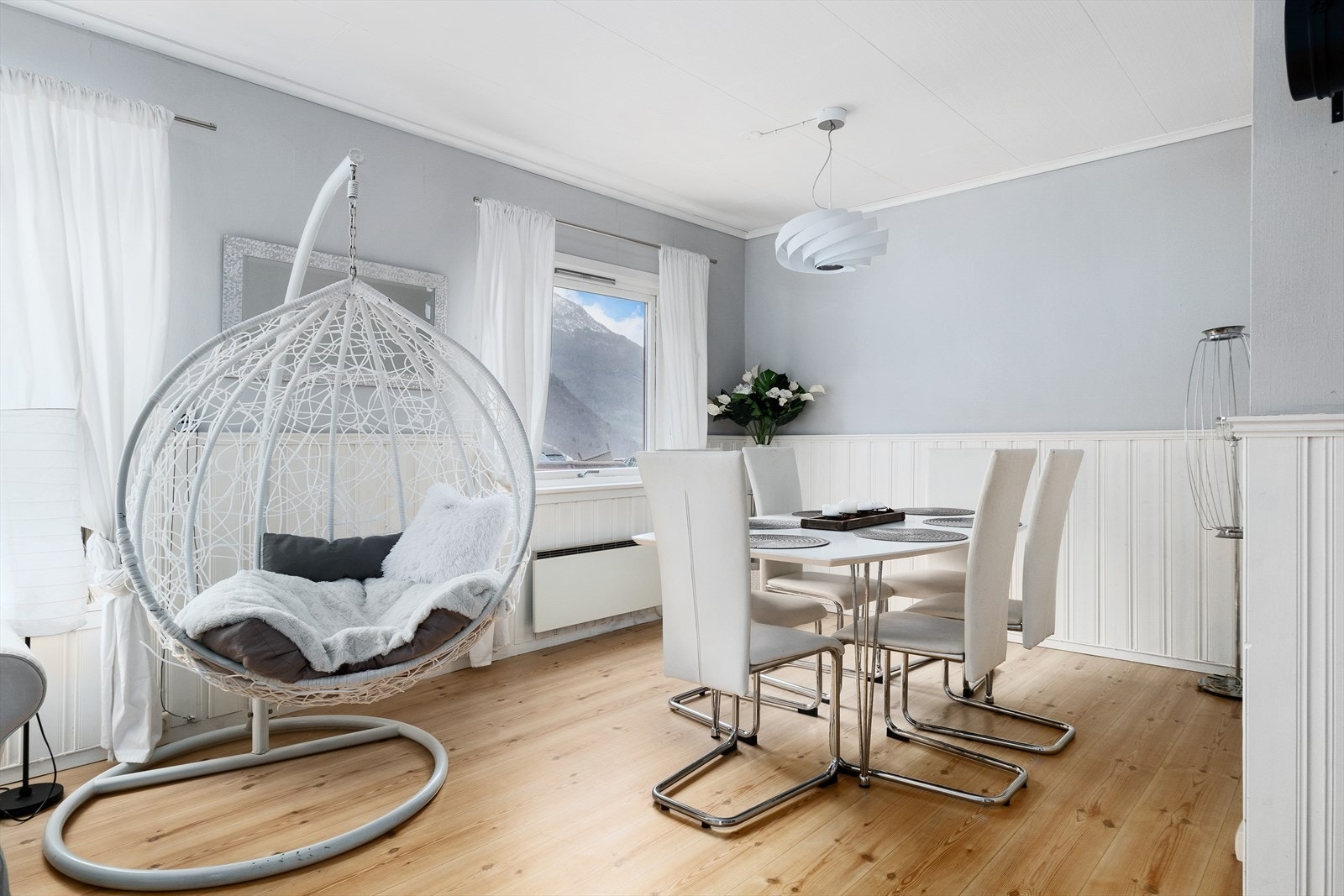 Denne delen av stova er i dag innreia med etegruppe. Galleribilde