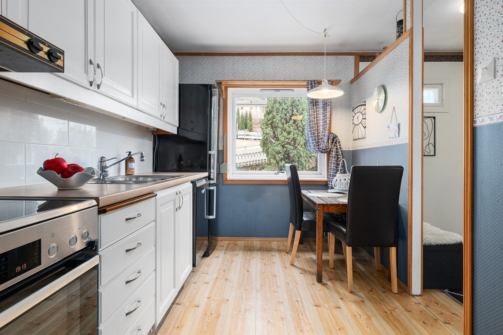 Kjøkkenen har plass til ei enkel etegruppe. Galleribilde