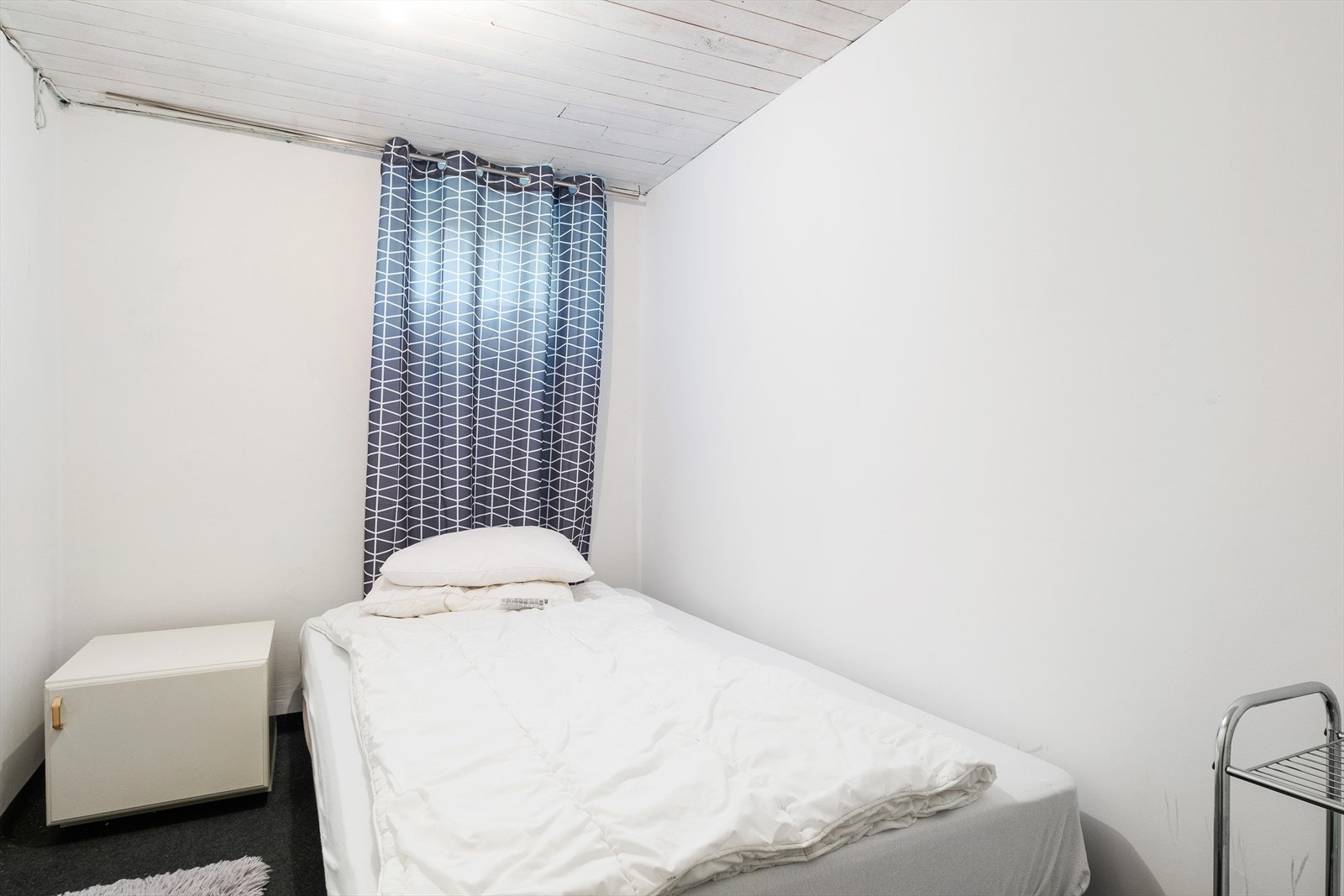 Innreda rom i kjellar blir benytta av seljar som soverom, men er byggemeldt som "brensel". Det blir gjort oppmerksam på at endring til varig opphaldsrom er ei søknadspliktig endring og kjøpar er ansvarleg for evt. godkjenning/søknad om dette. Galleribilde