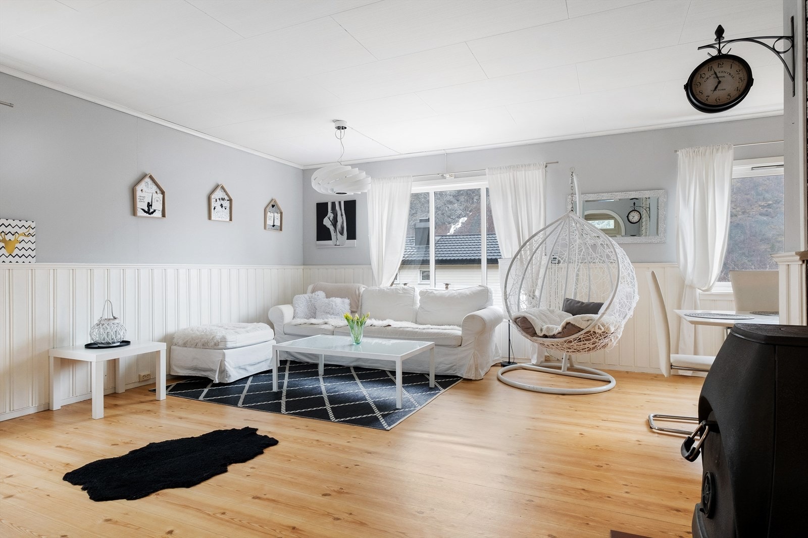 Koseleg stove med plass til både sittegruppe og etegruppe. Galleribilde