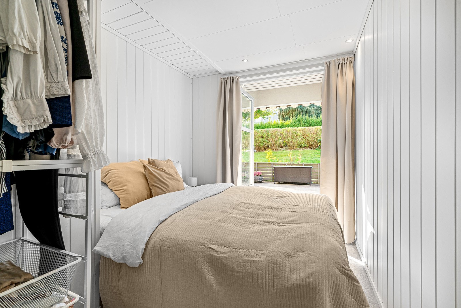 Koselig innredet soverom med rikelig plass til seng og garderobeløsning. Galleribilde