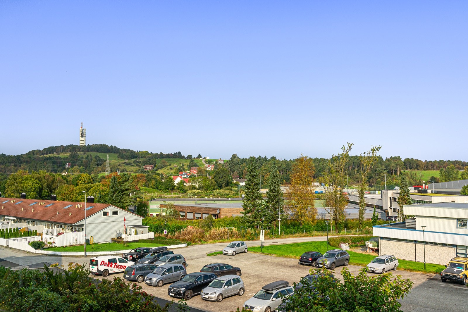 Den flotte utsikten fra stuen gir en god følelse av tilknytning til uteområdet og naturen rundt. Galleribilde