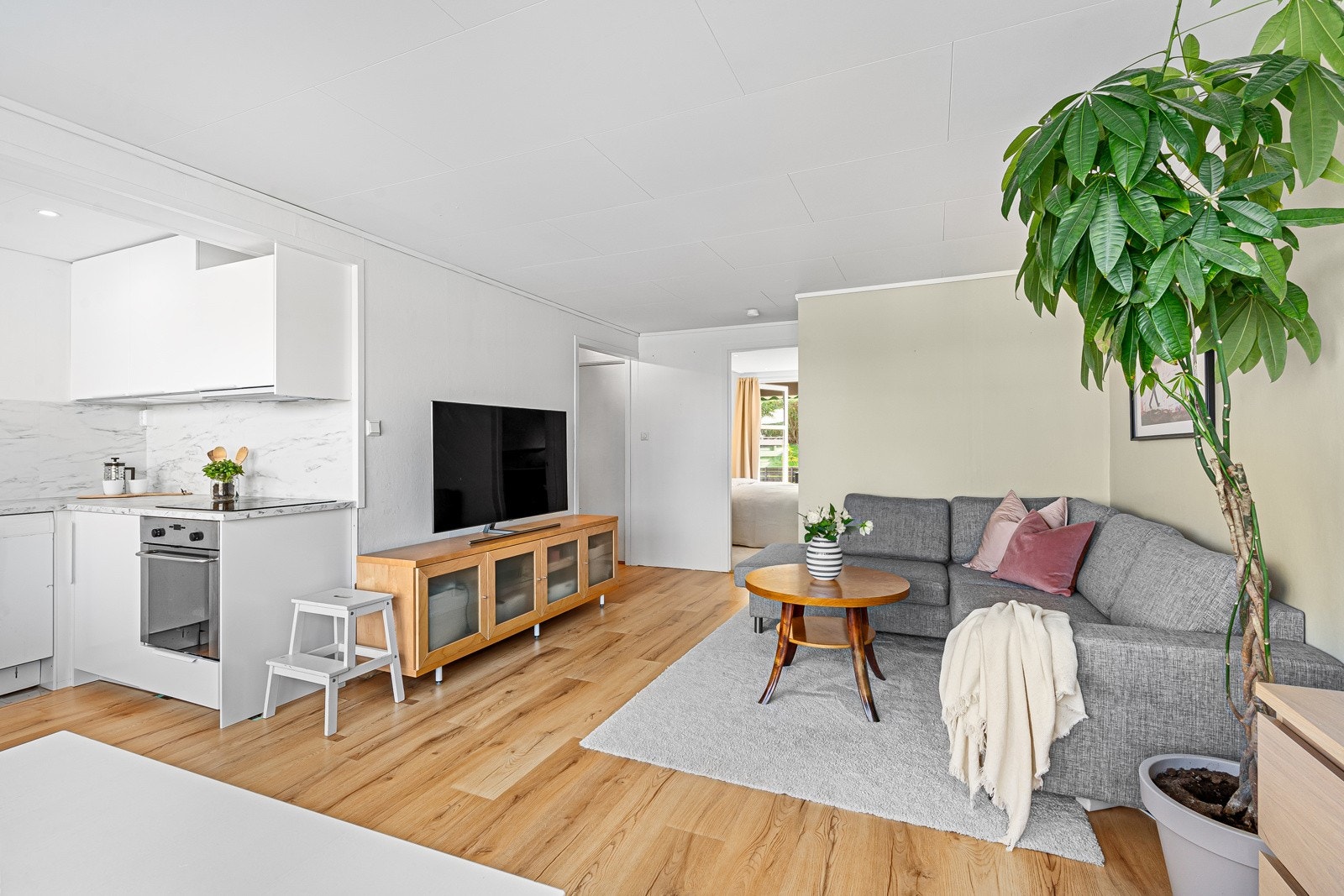 Den åpne løsningen mellom stue og kjøkken skaper en god flyt mellom rommene. Galleribilde