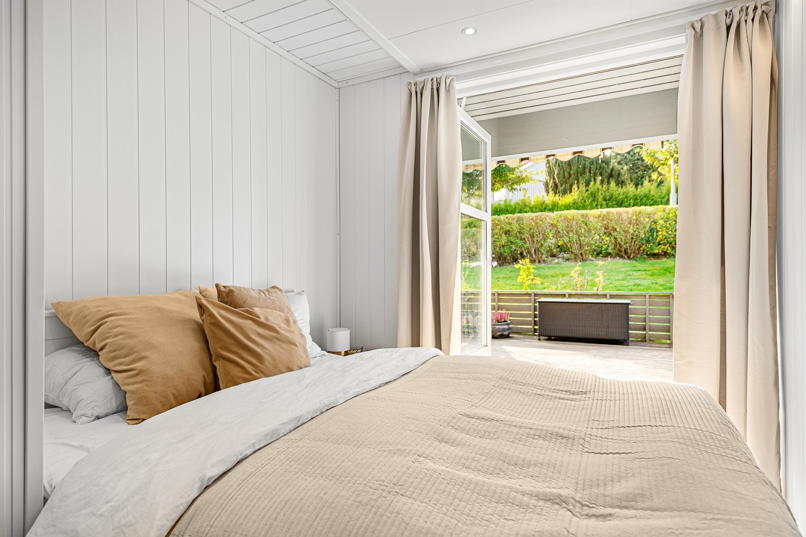 Romslig soverom med utgang til terrassen, som skaper en avslappende atmosfære med mye lys. Galleribilde