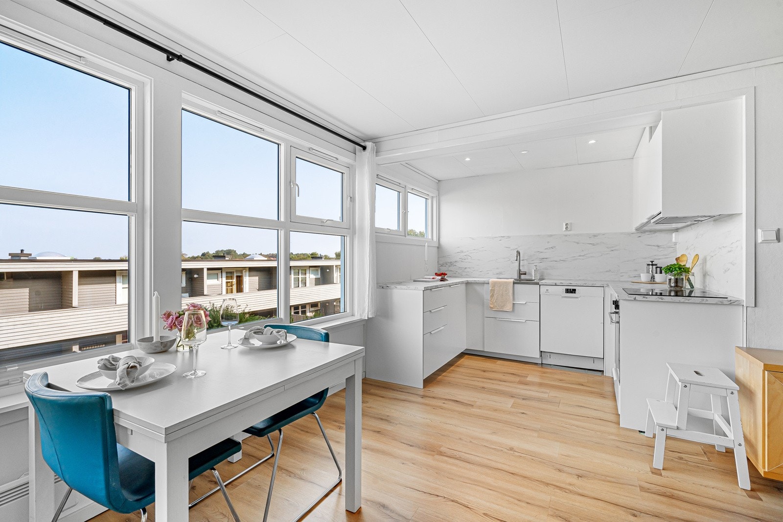 Kjøkkenet har god benkeplass og skapplass, med naturlig lys som skaper et friskt miljø. Galleribilde