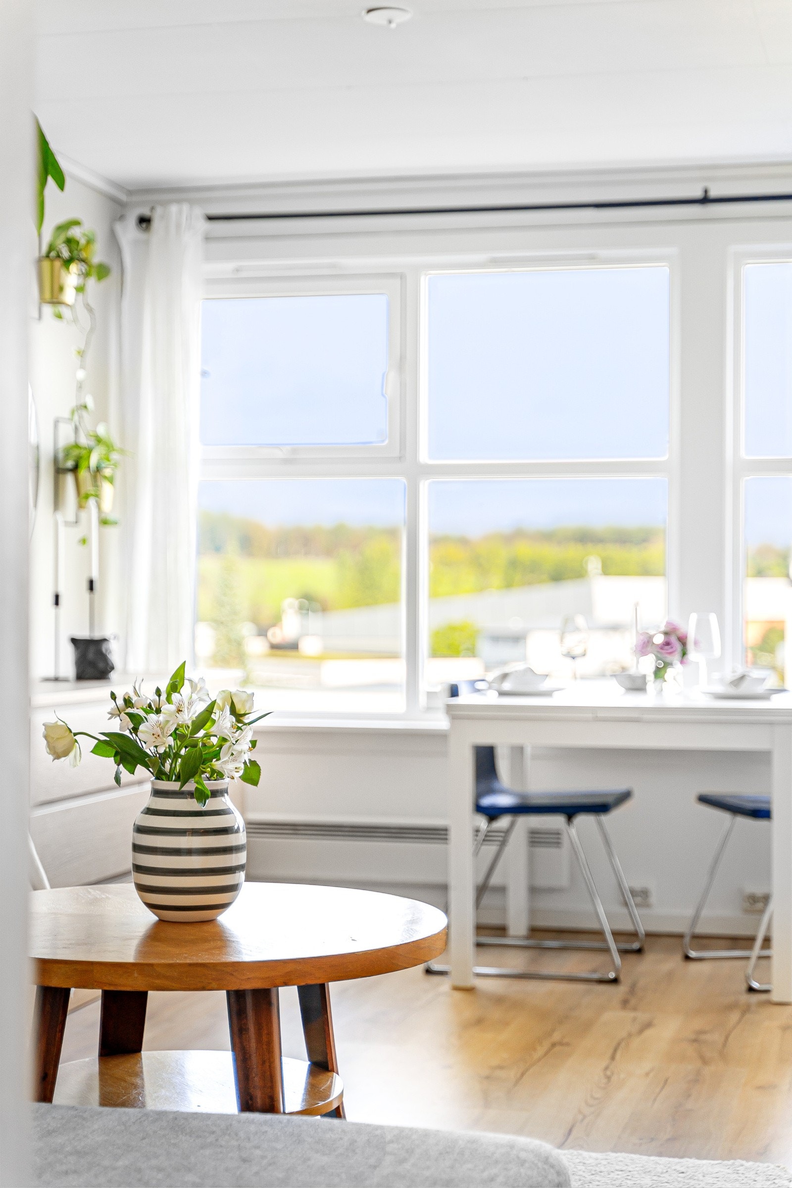 Vindusplassene gir flott utsyn mot uteområdet, med naturlig lys som fyller hele stuen. Galleribilde