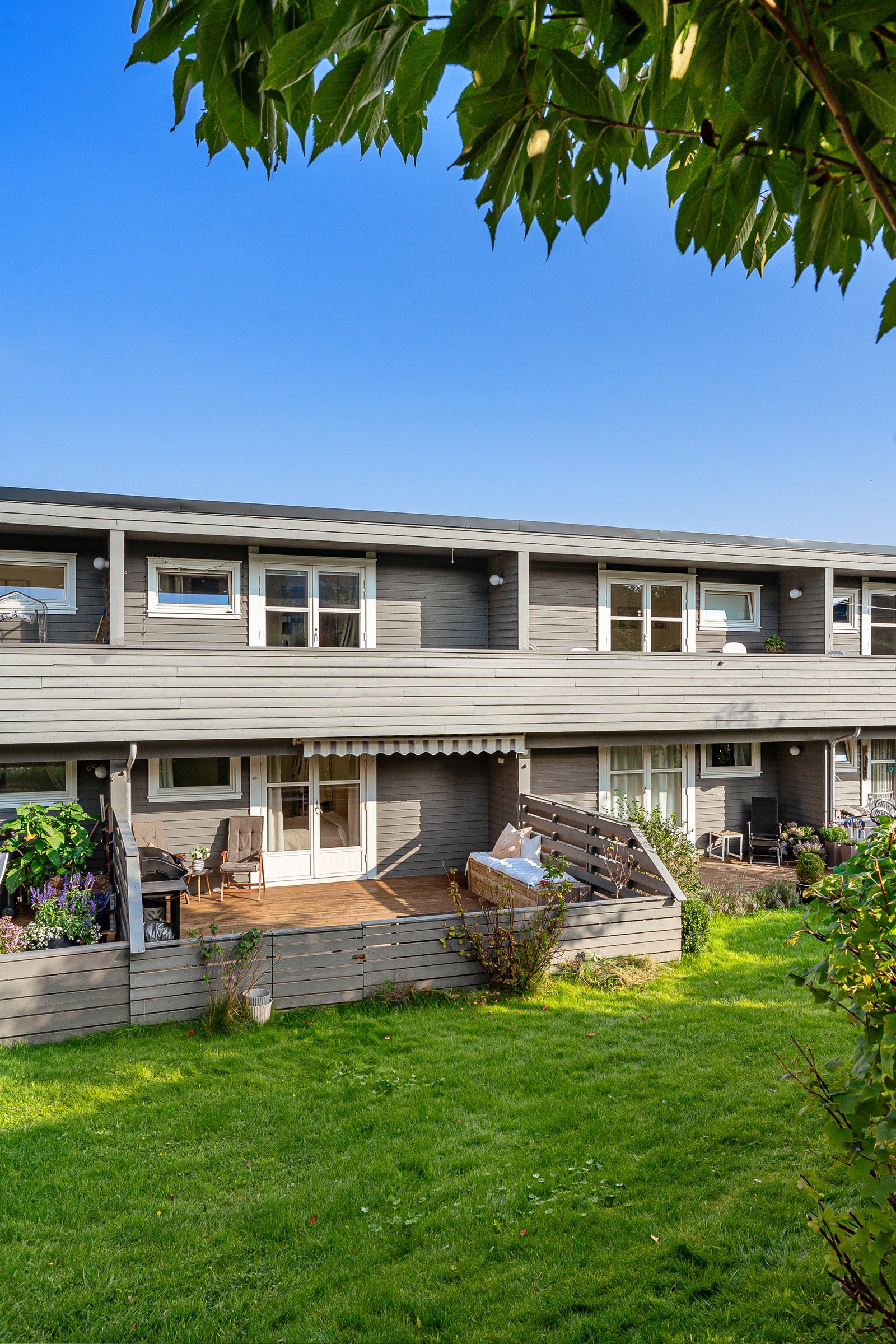 Borettslaget har en velstelt hage og grøntareal rundt terrassen. Galleribilde