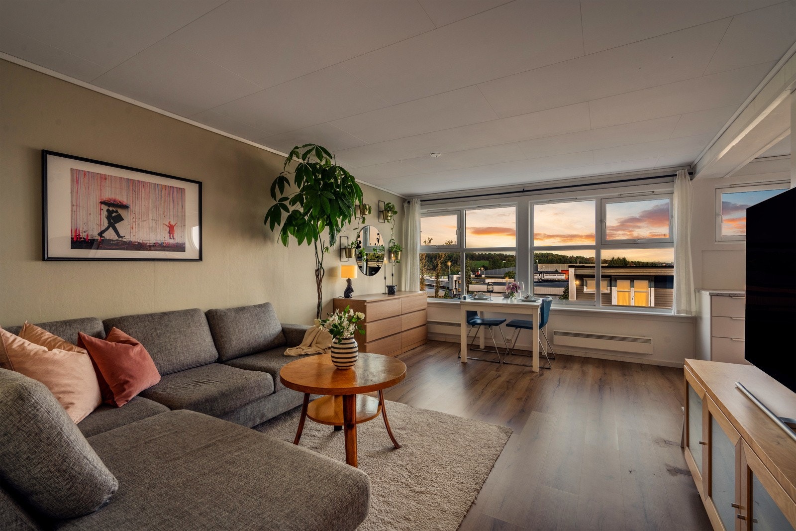 Godt møblert stue med plass til både sofa og spisebord, med vinduer som gir flott utsikt mot nærområdet. Galleribilde