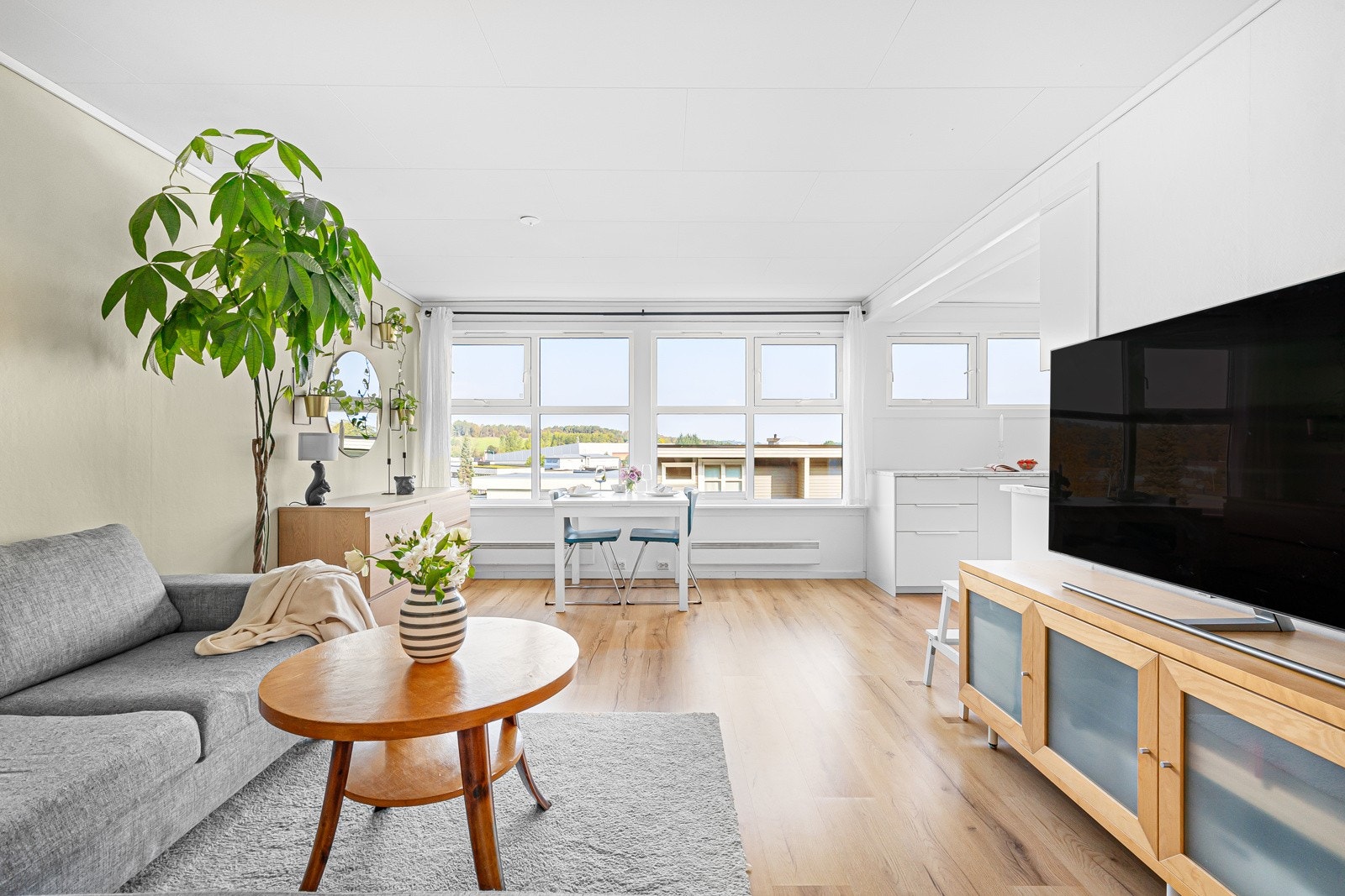 Sollys fyller rommet og fremhever den luftige og lyse planløsningen i stuen. Galleribilde