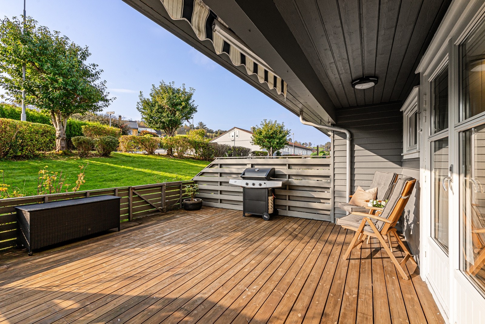 Den store terrassen på 29 kvm er solrik og byr på god plass til utemøbler, perfekt for avslapning. Galleribilde