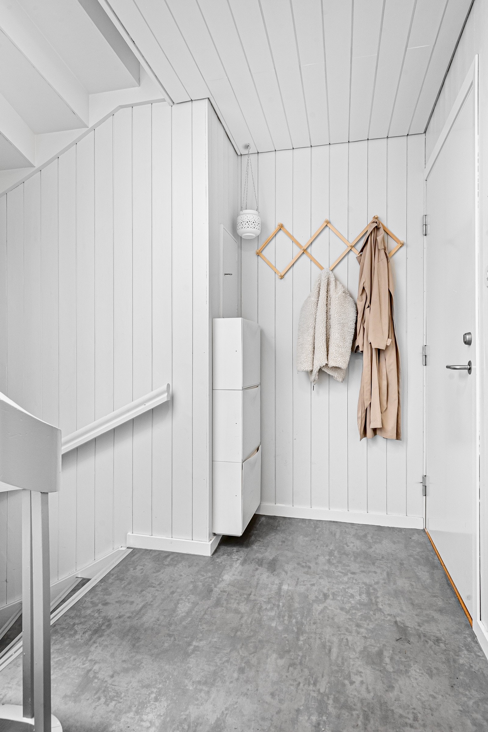 Entre med plass for å henge fra seg yttertøy. Galleribilde