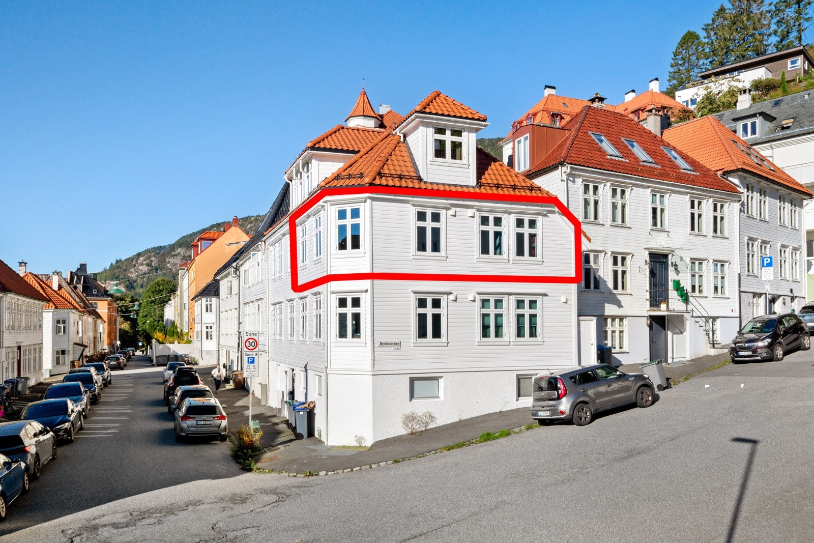 Unik 3-roms hjørneleilighet med fantastisk lysinnslipp og store vindusflater og gjennomgående god standard i Indre Sandviken. Galleribilde