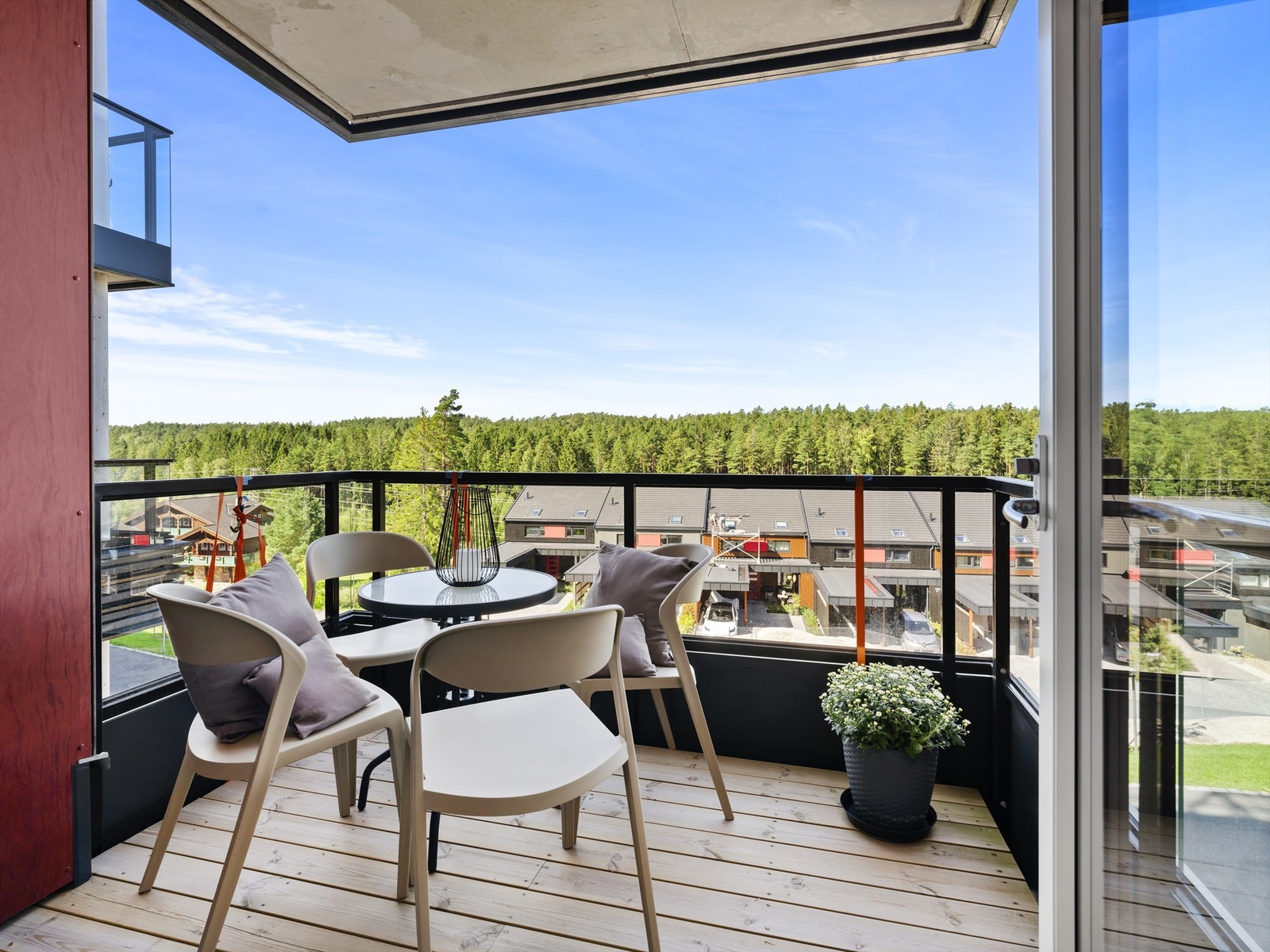 Leiligheten inngår i første etasje, men oppleves som langt høyere. På balkongen er det sommerstid sol fra tidlig ettermiddag og helt til solnedgang Galleribilde