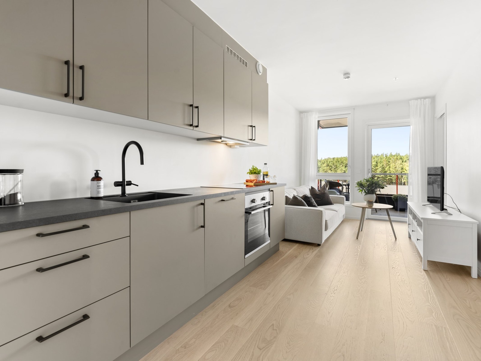 Leiligheten ble ferdigstilt i 2021 med en svært effektiv romløsning og moderne standard som i dag er velholdt. Galleribilde